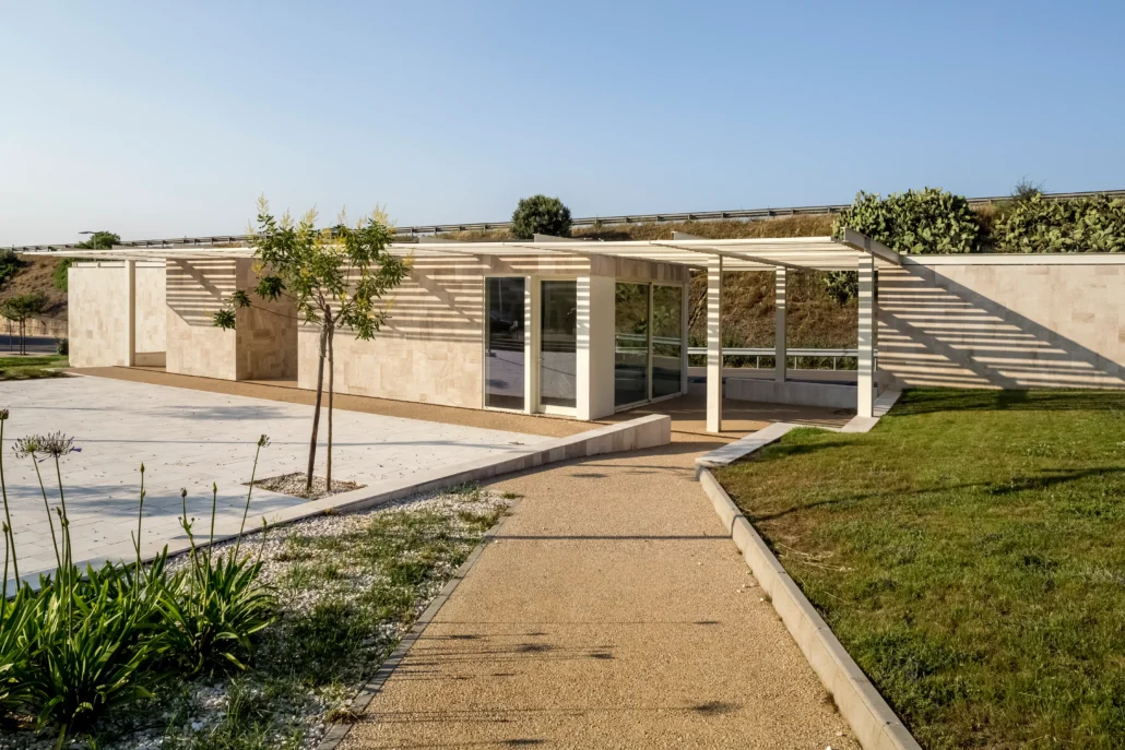 Riqualificazione di piazza Falcone-Borsellino, ex piazza Macomer, a Monastir, con aree per il ristoro e la sosta, il gioco e lo sport.