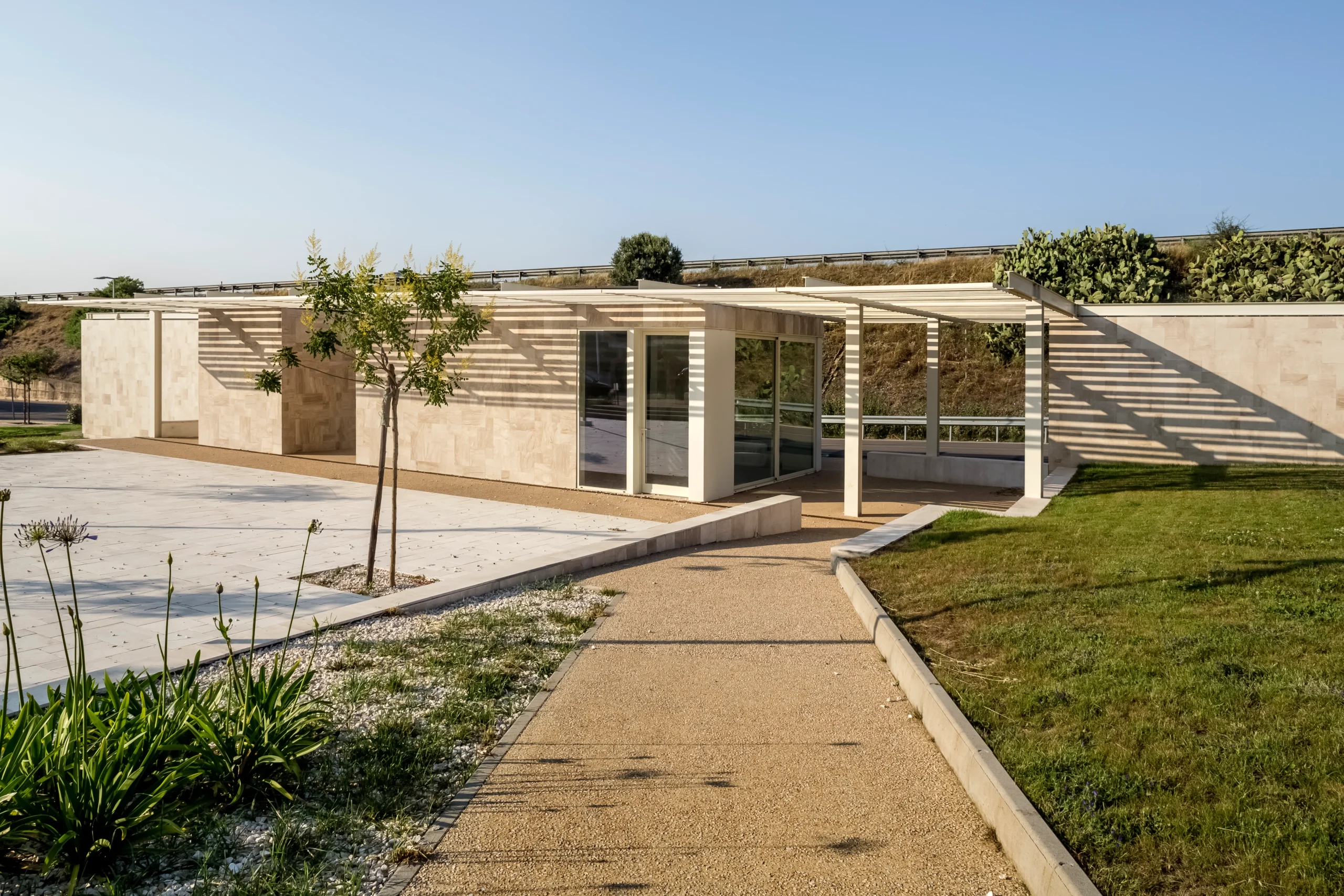 Riqualificazione di piazza Falcone-Borsellino, ex piazza Macomer, a Monastir, con aree per il ristoro e la sosta, il gioco e lo sport.