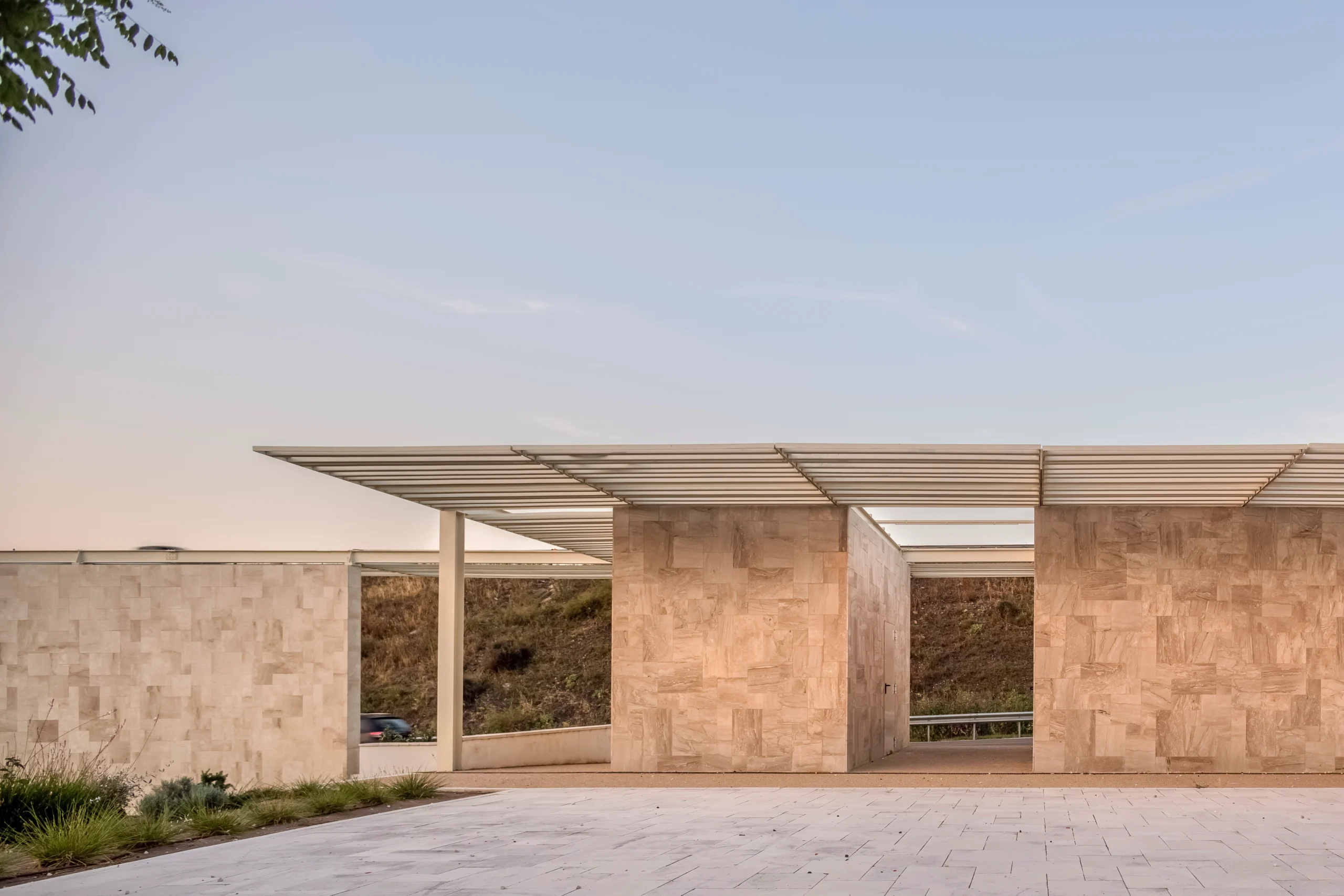 Riqualificazione di piazza Falcone-Borsellino, ex piazza Macomer, a Monastir, con aree per il ristoro e la sosta, il gioco e lo sport.