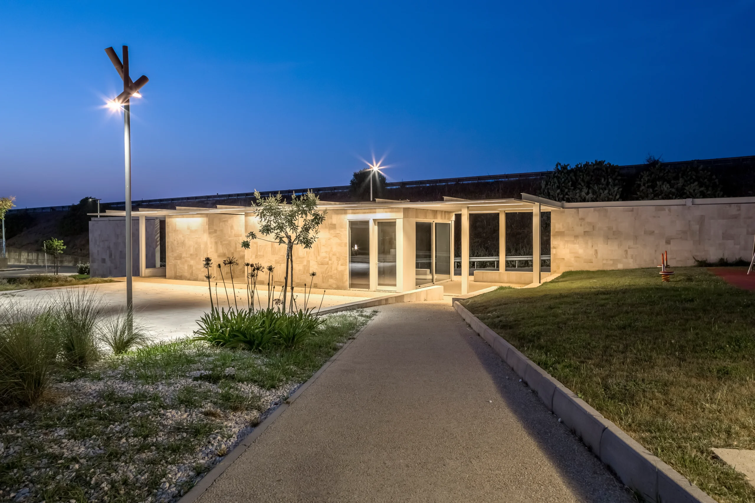 Riqualificazione di piazza Falcone-Borsellino, ex piazza Macomer, a Monastir, con aree per il ristoro e la sosta, il gioco e lo sport.