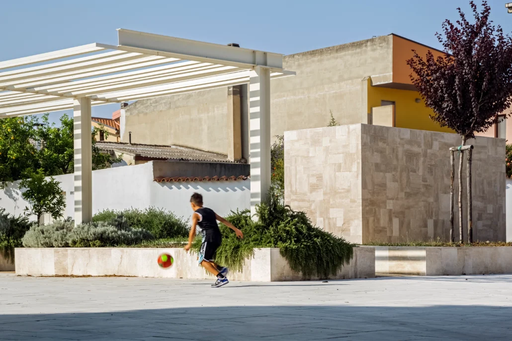 Riqualificazione di piazza Berlinguer nel comune di Monastir, con aree per il ristoro e la sosta, il gioco e lo sport.